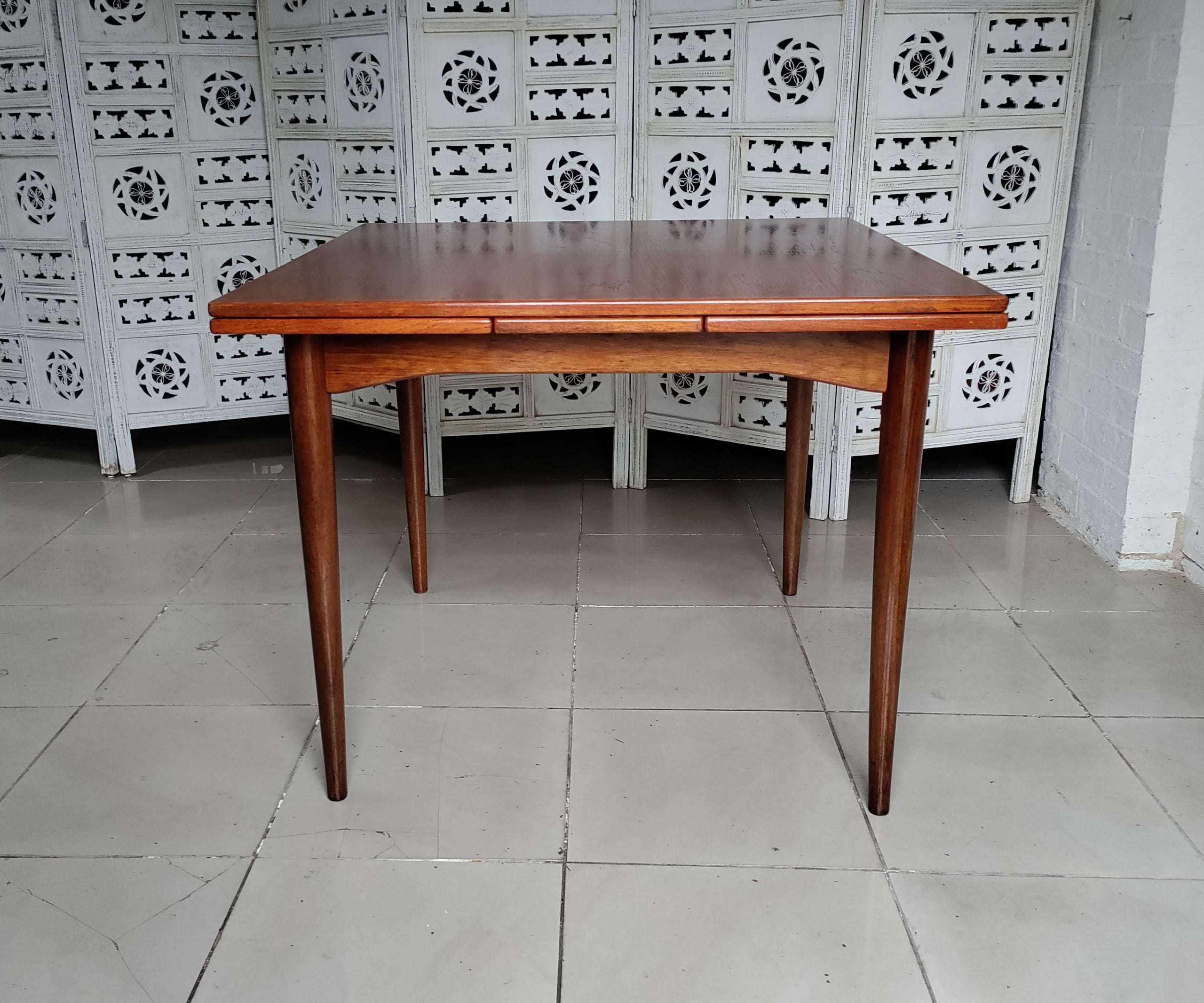 Parker extendable online dining table
